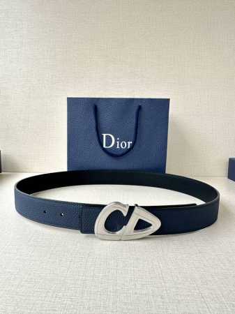 宽度3.5Cm Dior 这款黑色哑光涂漆饰面 不锈钢腰带扣是春季男装系列新品，展示 Cd30 标志，灵感源自 B30 运动鞋。可与各式 35 毫米腰带搭配，提 - 点击图像关闭