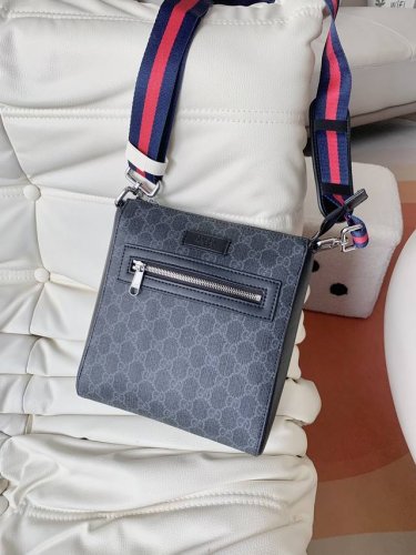 Gucci，古奇专柜同步 男士单肩包斜挎包原版品质 商务款式，手感绝对牛！进口Pvc配头层牛皮 内里采用原版专用里布！清晰Logo！ 高端走起，男神必备 质量如