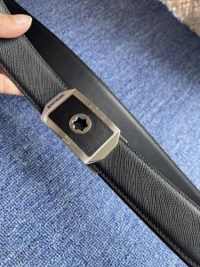 550105品牌： 万宝龙 Montblanc家持续其一贯的高雅、绅士、精致的风格，进口小牛皮，手感细腻柔软。纯钢自动精品扣，男士必备！宽度：3.5Cm