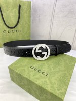 宽度4.0 Gucci互扣式双g带钢扣腰带，采用光滑原版小牛皮热压印技术的gucci Signature皮革精制而成，触感厚实，印花图案清晰分明。
