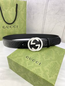宽度4.0 Gucci互扣式双g带钢扣腰带，采用光滑原版小牛皮热压印技术的gucci Signature皮革精制而成，触感厚实，印花图案清晰分明。
