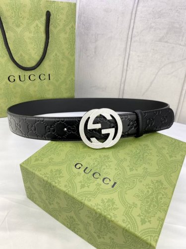 宽度4.0 Gucci互扣式双g带钢扣腰带，采用光滑原版小牛皮热压印技术的gucci Signature皮革精制而成，触感厚实，印花图案清晰分明。