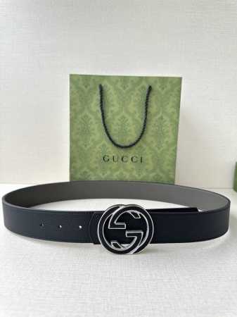 Gucci 宽度4.0Cm 早春系列透过现代视角焕新诠释品牌经典元素。这款腰带以牛皮革匠心打造，巧妙缀饰互扣式双G搭扣，搭配嵌花牛皮革。这款腰带正面以灰色牛皮革 - 点击图像关闭