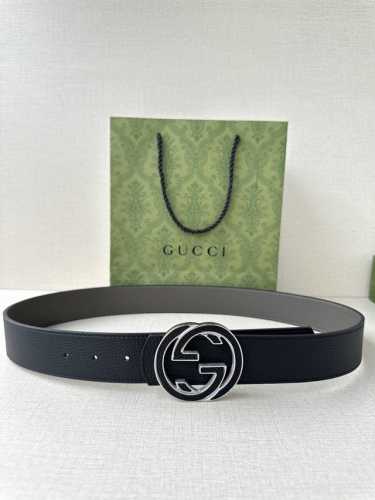 Gucci 宽度4.0Cm 早春系列透过现代视角焕新诠释品牌经典元素。这款腰带以牛皮革匠心打造，巧妙缀饰互扣式双G搭扣，搭配嵌花牛皮革。这款腰带正面以灰色牛皮革
