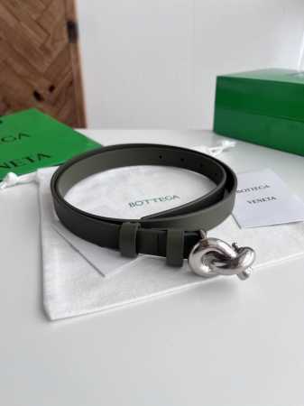 Bv 2025最新款女士平面腰带 双面意大利小牛皮搭配绳结设计微复古银色搭扣 配双皮环 皮带宽度2Cm 颜色: 军绿色 - 点击图像关闭