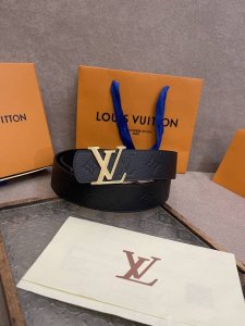 Lv Initiales Blason 40 毫米双面腰带诠释创意总监 Pharrell Williams 对品牌传统与摩登风尚的热忱。柔软皮革外层点缀的 Lv