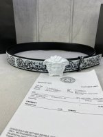 宽度4.0Cm Versace范思哲此款Palazzo腰带采用牛皮革面料制作，并饰有Le Pop Classique图案印花和标志性的美杜莎五金配件。