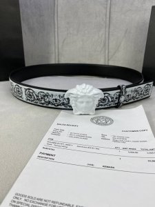 宽度4.0Cm Versace范思哲此款Palazzo腰带采用牛皮革面料制作，并饰有Le Pop Classique图案印花和标志性的美杜莎五金配件。