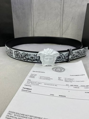 宽度4.0Cm Versace范思哲此款Palazzo腰带采用牛皮革面料制作，并饰有Le Pop Classique图案印花和标志性的美杜莎五金配件。