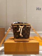 半钢五金变码芯片 Lv新款小水桶文Nano Noe 有没有觉得很眼熟，外观有点像小号Noe Bb呢4月1号_上新就一包难求，火不是没有道理的Haha~看 起来迷