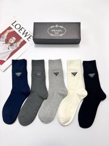 配包装 DDD 一盒5 双 DDD Prada 普拉达 经典刺绣字母Logo 纯棉混纺中筒袜 ，软糯亲肤，Ins超火爆配色 ，秋冬潮人必备 ，个性时尚百搭款，你