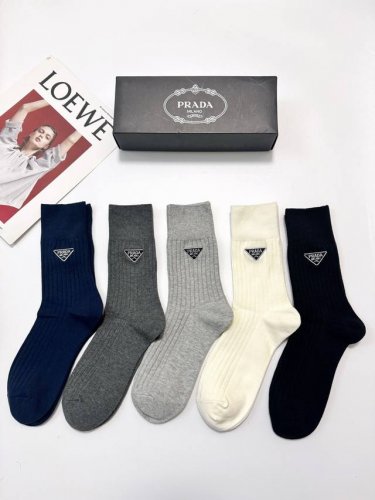 配包装 DDD 一盒5 双 DDD Prada 普拉达 经典刺绣字母Logo 纯棉混纺中筒袜 ，软糯亲肤，Ins超火爆配色 ，秋冬潮人必备 ，个性时尚百搭款，你