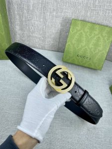 宽度4.0Cm 互扣式双g菱形施洛华镶钻精品钢扣腰带，采用热压印技术的gucci Signature皮革精制而成，触感厚实，印花图案清晰分明。