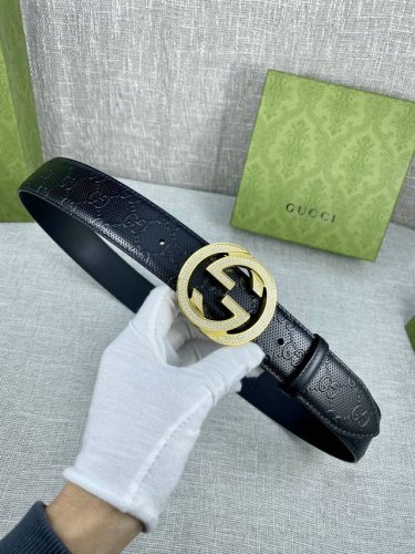 宽度4.0Cm 互扣式双g菱形施洛华镶钻精品钢扣腰带，采用热压印技术的gucci Signature皮革精制而成，触感厚实，印花图案清晰分明。