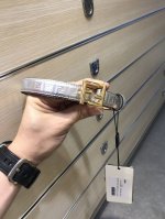 配送专柜包装 打孔针 特批宽20 Mm，原单进口双面头层牛皮，搭配原单钌钯电镀F扣，支持Nfc 手感.油边近乎完美，原产皮料定制，质感无可挑剔，出众的细节，高清
