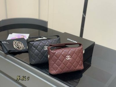 无盒 Size：15.13Cm 香奈儿饭盒 Hobo 又称流浪包 包身轻便又有容量 又精美又实用，性价比超高 推荐入手之一 太好搭啦！随手一提！出门！