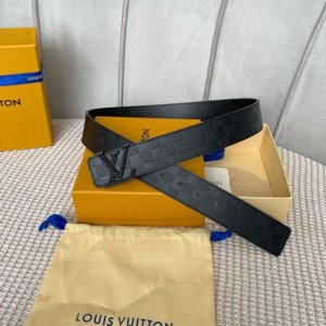 驢家新品 寬度40Mm 原單新品 專櫃在售男士腰帶 全新工藝壓格子文襯托小牛皮底 搭配經典鍍鈀字母扣 雙面可用 多色選