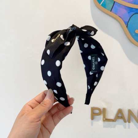 配包装 Chanel 香奈儿 新款小香波点宽边发箍，复古头箍，网红爆款推荐 搭配高端材质，超精致，时尚百搭。 - 点击图像关闭