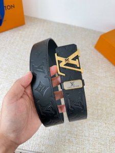 品名： Lv..路易..威登腰带皮带原单 型号：挂扣，经典纯钢材质挂扣，头层牛皮，图片实物拍摄 材料：头层牛皮，挂扣系列，纯钢材质扣头，钯镀电镀工艺永不掉色。原