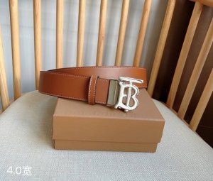 特 P220 新款 Burberry 巴宝莉专柜同步上新 双面两用的意大利制腰带 精选光滑皮革皮革制成 配原单旋转扣头 宽:4.0Cm 经典商务腰带休闲男士首选