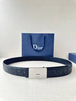 宽度3.5Cm Dior 这款不锈钢金属腰带扣是春季系列新品，展示 Cd Icon 标志和 Oblique Cosmo 图案，致敬 Dior 的经典图案。可与各