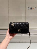 顶级原单 小羊皮 Chanel 25A Cf挂件包萌翻啦！ 宝子们，今天必须给你们分享我挖到的宝藏 Chanel 25A 明星款超Mini Cf挂件包 首先它的