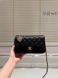 顶级原单 小羊皮 Chanel 25A Cf挂件包萌翻啦！ 宝子们，今天必须给你们分享我挖到的宝藏 Chanel 25A 明星款超Mini Cf挂件包 首先它的