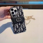 迪奥Dior卡包斜挎手机壳 搭配链条 立马变成时尚达人 Iphone16系列更新 型号：为了不出现报错型号，请打开本机查看手机设置显示的型号 Iphone16P
