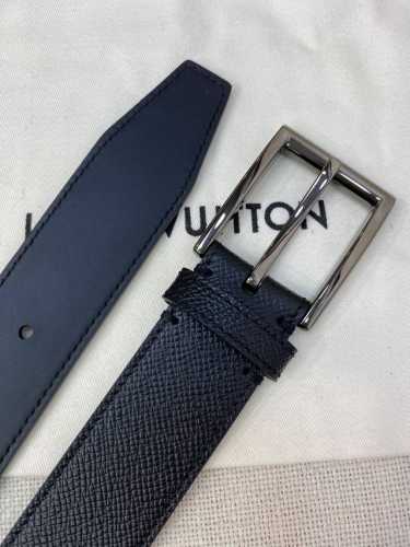 Lv经典系列腰带采用Lv Logo金属环设计，适合休闲低调的男士使用；经典设计元素。宽度35Mm
