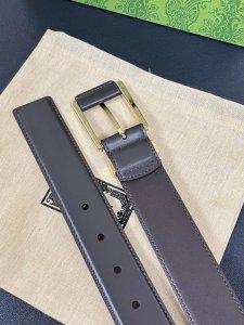 当季新款，中性色调精致牛皮革与方形搭扣完美合璧，不经意间散发商务正装风范。这款宽版腰带精选光面牛皮革制作，方形搭扣金属环上的Gucci刻花尽显个性魅力。，3.5