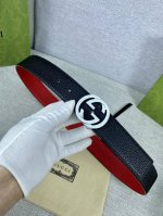 宽度4.0Cm Gucci 互扣式双G带旋转扣，源自品牌现代风格典藏设计，经过重新诠释而别具新意。呈现于纤细的进口两面用腰带之上。