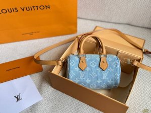 折叠礼盒 Lv浅色牛仔 Speedy枕头包 16尺寸完美，上身真香 拿到实物开箱后。我想说见到的实物比照片里好看，并且肩带可以拆卸，包 对一个158的女生来说，