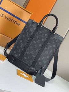 顶级原单正品开发，全钢五金本款手袋向路易威登典藏 Sac Plat 手袋汲取灵感，以 Monogram Eclipse Reserve 帆布塑造雅致构型。加固皮