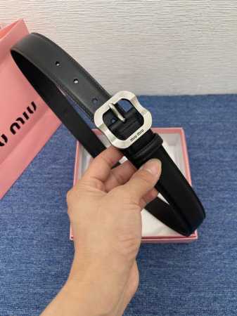 缪缪这款皮革腰带设计简约而优雅 扣头伴以Miu Miu徽标 金属搭扣 腰带环饰激光雕刻徽标高 3.0Cm - 点击图像关闭