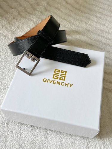 特 纪梵希 Givenchy 专柜同款 女士高端商务腰带，宽3.0Cm 皮质细腻而富有光泽，内敛中透着奢华。标志性的金属扣，简约又不失格调，每一处细节，都彰显着