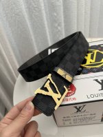 品名：Lv..路易..威登原单 材质：原单牛皮腰带 百分百头层牛皮腰带保证真皮钢扣，专柜原单品质、做工精细，时尚大牌，送人自用首选 包装： 请认准如图专柜包装赠