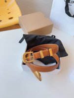 Celine 赛琳 的品牌形象出自女性之手，专为女性打造，采用舒适材料精工细作。展现女性风采的法国奢侈品牌。赛琳品牌风格浓烈、洒脱独立，让女性时刻挥洒自如，彰显