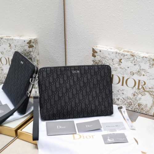 专柜正品有售 原单质量 Dior迪奥Oblique手拿包 配专柜图片盒子 型号：A251 A5手拿包 米色和黑色 Oblique 印花 外部饰以金属覆层黄铜镌刻