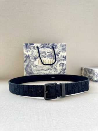 Dior 这款腰带采用黑色超迷你 Oblique 印花面料精心制作，搭配金属覆层黄铜腰带扣，彰显优雅时尚的风范。腰带长度可调节，可与各式 35 毫米腰带扣随心搭 - 点击图像关闭