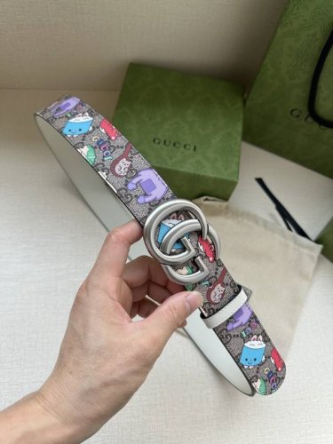 特 宽度3.8Cm Gucci Gg Marmont系列每一季都会推陈出新，为灵感源于70年代的标志性Gg配件注入宠物现代精髓。这款Gg Supreme帆布腰带