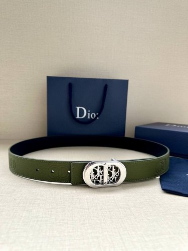 特 Dior 这款 35毫米双面腰带结合典雅气质与摩登风范。一面则采用迪奥灰粒面牛皮革，另一面则采用同色调压花 Cd Icon 标志。长度可调节，可搭配各式 3