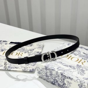 Dior C D搭扣黄铜腰带扣，小牛皮腰带 款式时髦优雅、可搭配牛仔裤半裙或者连衣裙，经典永存 2Cm