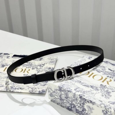 Dior C D搭扣黄铜腰带扣，小牛皮腰带 款式时髦优雅、可搭配牛仔裤半裙或者连衣裙，经典永存 2Cm