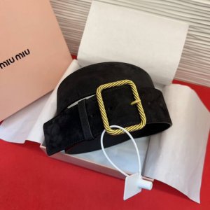 谬家新款女士亮面腰带 这款腰带采用正面麂皮设计背面光滑牛皮革制作，醒目的刻字五金徽标搭配方形针扣，手感柔软细腻的小牛皮，搭配裙子牛仔裤都很百搭. 宽度：5.0C