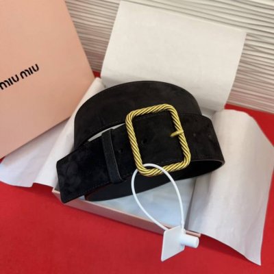 谬家新款女士亮面腰带 这款腰带采用正面麂皮设计背面光滑牛皮革制作，醒目的刻字五金徽标搭配方形针扣，手感柔软细腻的小牛皮，搭配裙子牛仔裤都很百搭. 宽度：5.0C