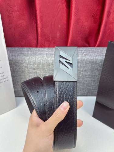 特 P180 品牌： 万宝龙 新款进口3. 8 Cm不锈钢平滑扣双面头层牛皮皮带，手感细腻柔软。搭配纯钢板扣精品钢扣，男士必备！宽度： 3.8Cm不锈钢平滑扣
