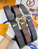 皮带：Lv..路易..威登顶级复刻. 腰带：原单品质百分百头层牛皮，保证真皮。铆钉双色雕花设计.真空电镀.永不掉色.24K纯钢扣涂鸦彩绘图案艺术双面可用专柜同等