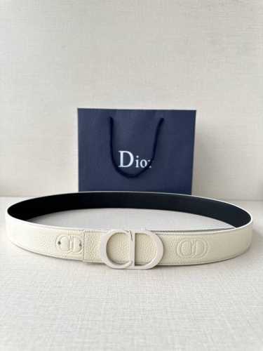 宽度3.5Cm Dior 这款腰带扣采用珍珠米白色哑光涂漆饰面不锈钢精心制作，展示Cd Icon 标志。可与各式35毫米腰带搭配，提升格调，打造优雅精致的造型。
