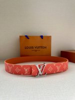 特 Lv Initiales 4.0宽双面腰带是 2024年春夏男装系列的配饰。Taga 皮革触感柔软，与另一面的monogram 帆布碰撞色彩。同色 Lv 字