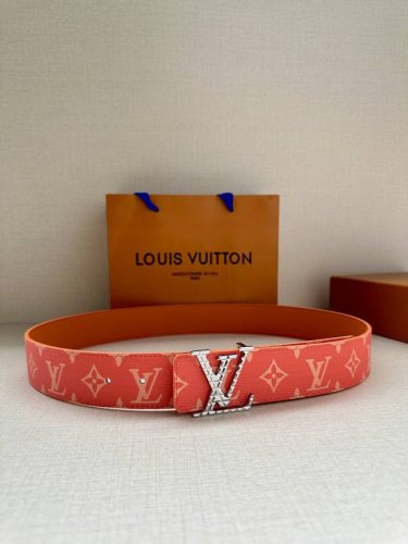 特 Lv Initiales 4.0宽双面腰带是 2024年春夏男装系列的配饰。Taga 皮革触感柔软，与另一面的monogram 帆布碰撞色彩。同色 Lv 字